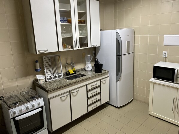 Geladeira, micro-ondas, fogão, cooktop