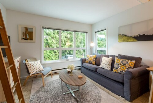 Cozy Whistler Retreat 2bd loft,  ski/bike in/out steps to gondola!