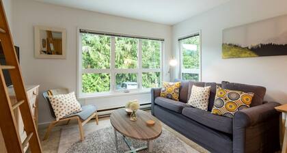 Cozy Whistler Retreat 2bd loft, ski/bike in/out steps to gondola!