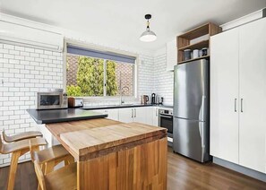Microwave, oven, stovetop, dishwasher - George Bass Drive 569 On The Beach Living (Malua Bay)