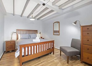4 bedrooms, bed sheets - George Bass Drive 569 On The Beach Living (Malua Bay)