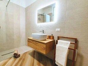 Shower, hair dryer, bidet, towels - Livia seaside apartment in the heart of Puglia (Polignano a Mare)