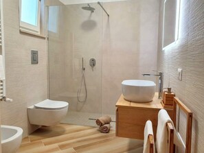 Douche, sèche-cheveux, bidet, serviettes fournies