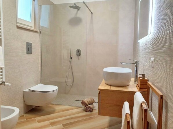 Shower, hair dryer, bidet, towels - Livia seaside apartment in the heart of Puglia (Polignano a Mare)