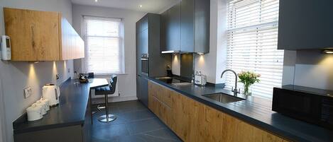 Kjøleskap, mikrobølgeovn, ovn og kokeplater