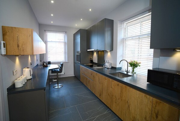 Kjøleskap, mikrobølgeovn, ovn og kokeplater