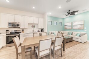 Réfrigérateur grande capacité avec congélateur, un four