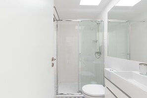Classic Studio (51) | Bathroom | Shower, free toiletries, hair dryer, towels - Porto Belomonte Studios (Porto)