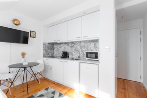 Classic Studio (51) | Private kitchen | Full-sized fridge, microwave, stovetop, espresso maker