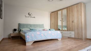 1 Schlafzimmer, Reisekinderbett, kostenloses WLAN, Bettwäsche