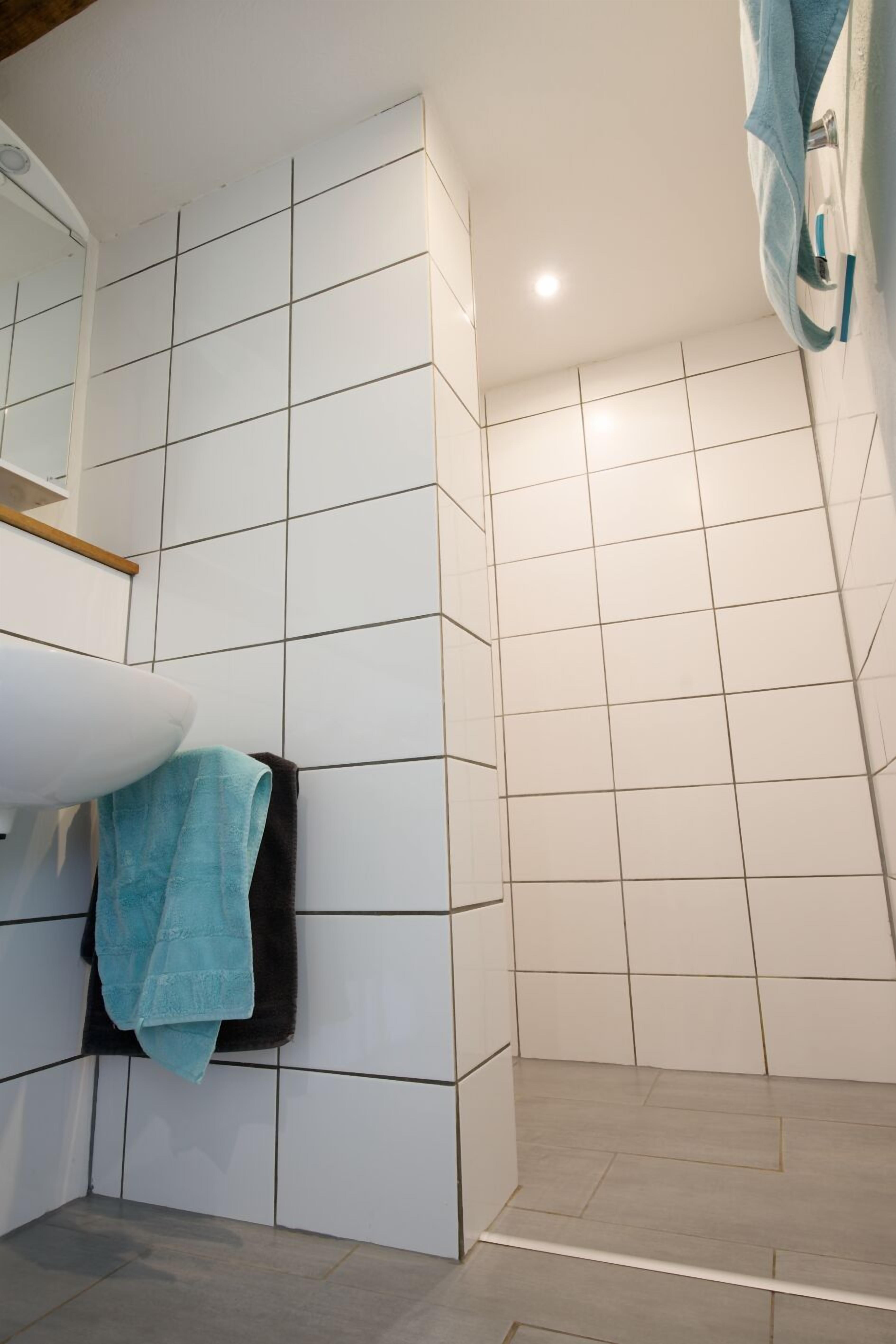 Douche, sèche-cheveux, serviettes fournies, savon
