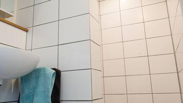 Douche, sĂšche-cheveux, serviettes fournies, savon
