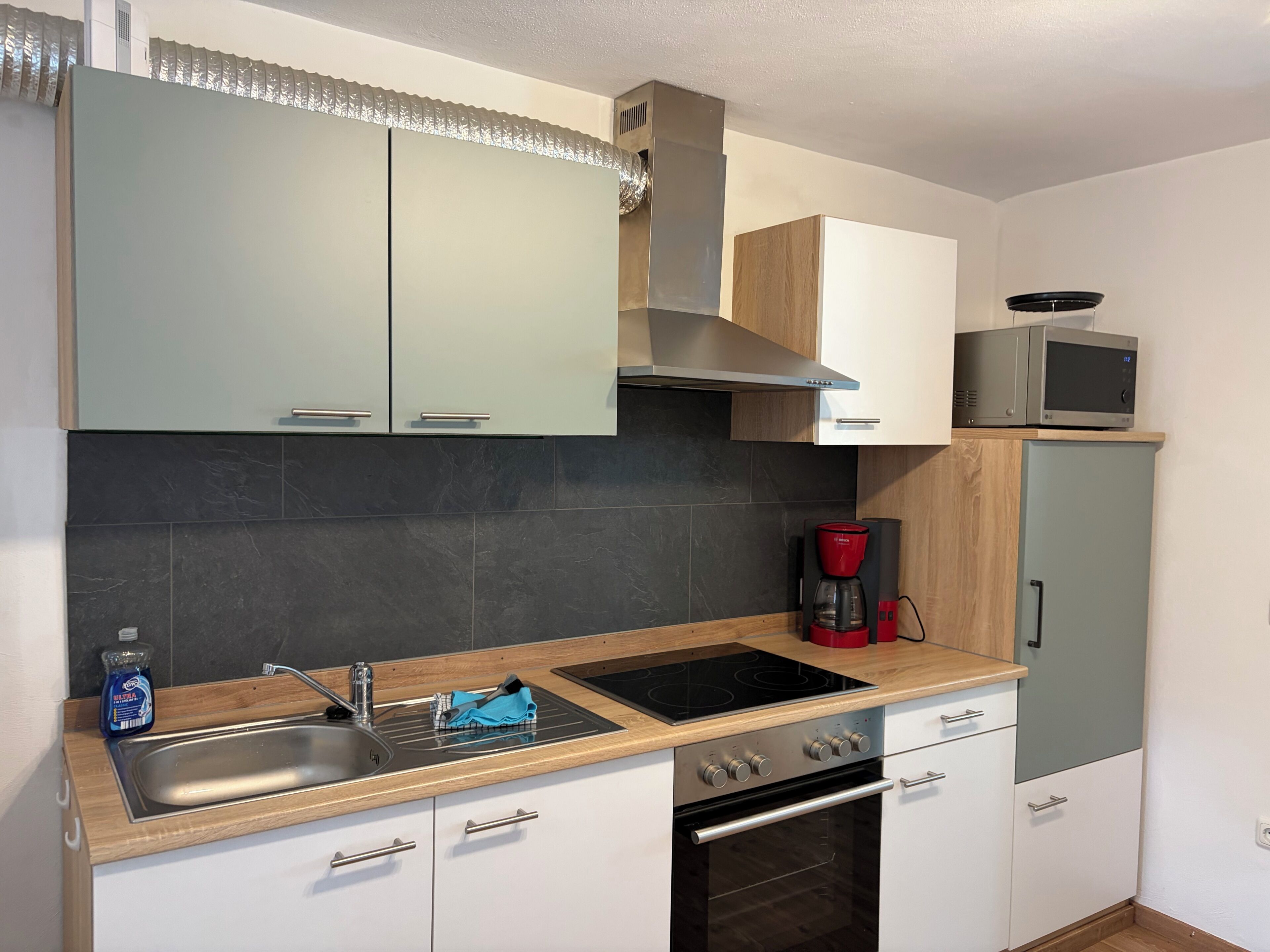 Fridge, oven, stovetop, coffee/tea maker