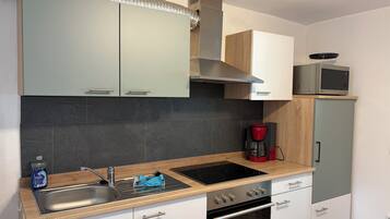 Fridge, oven, stovetop, coffee/tea maker