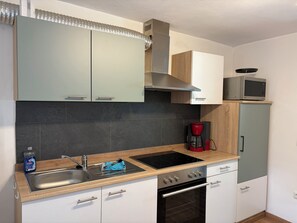 Refrigerador, horno, parrilla de estufa y cafetera y tetera