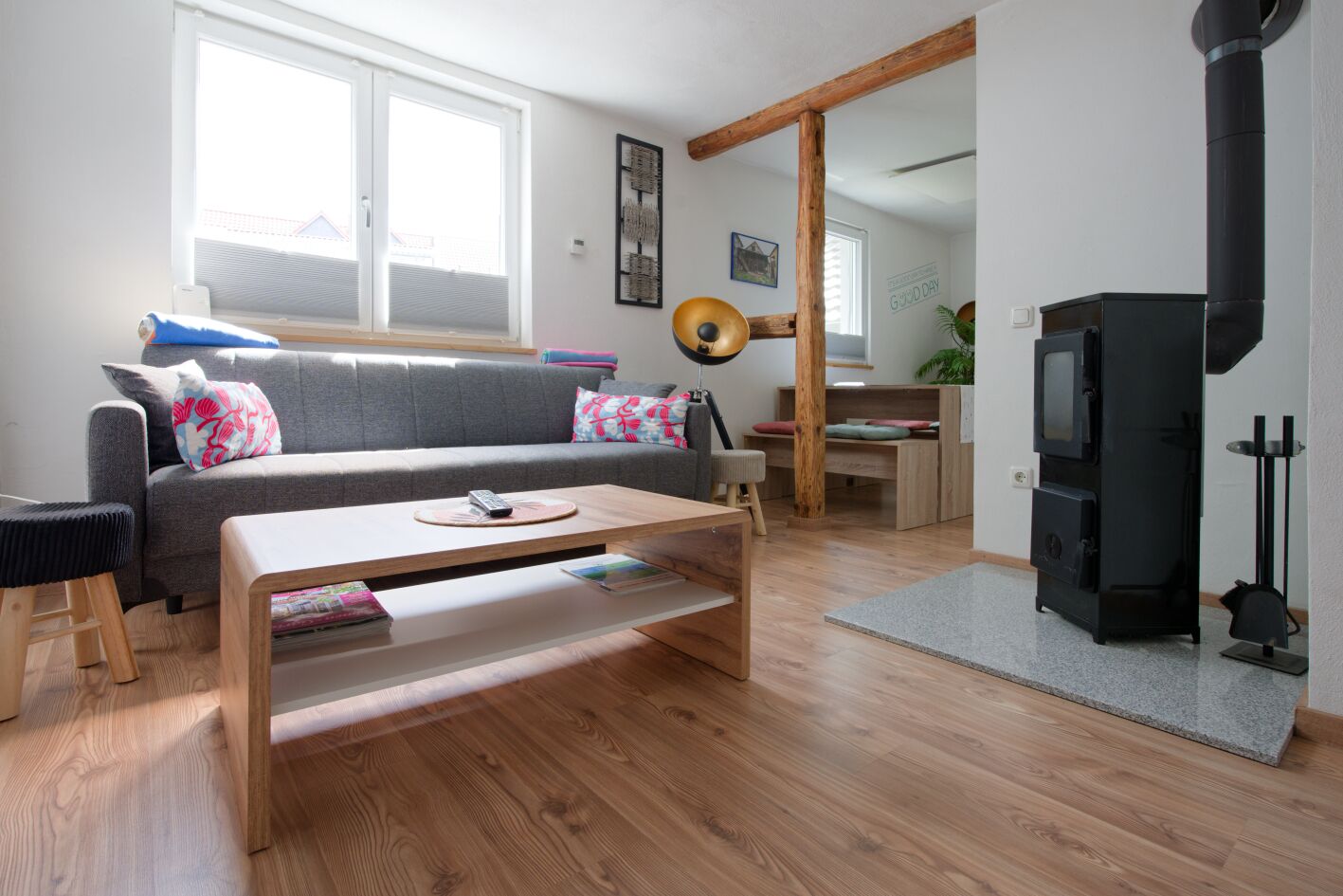 Fernseher, Kamin, Bücher