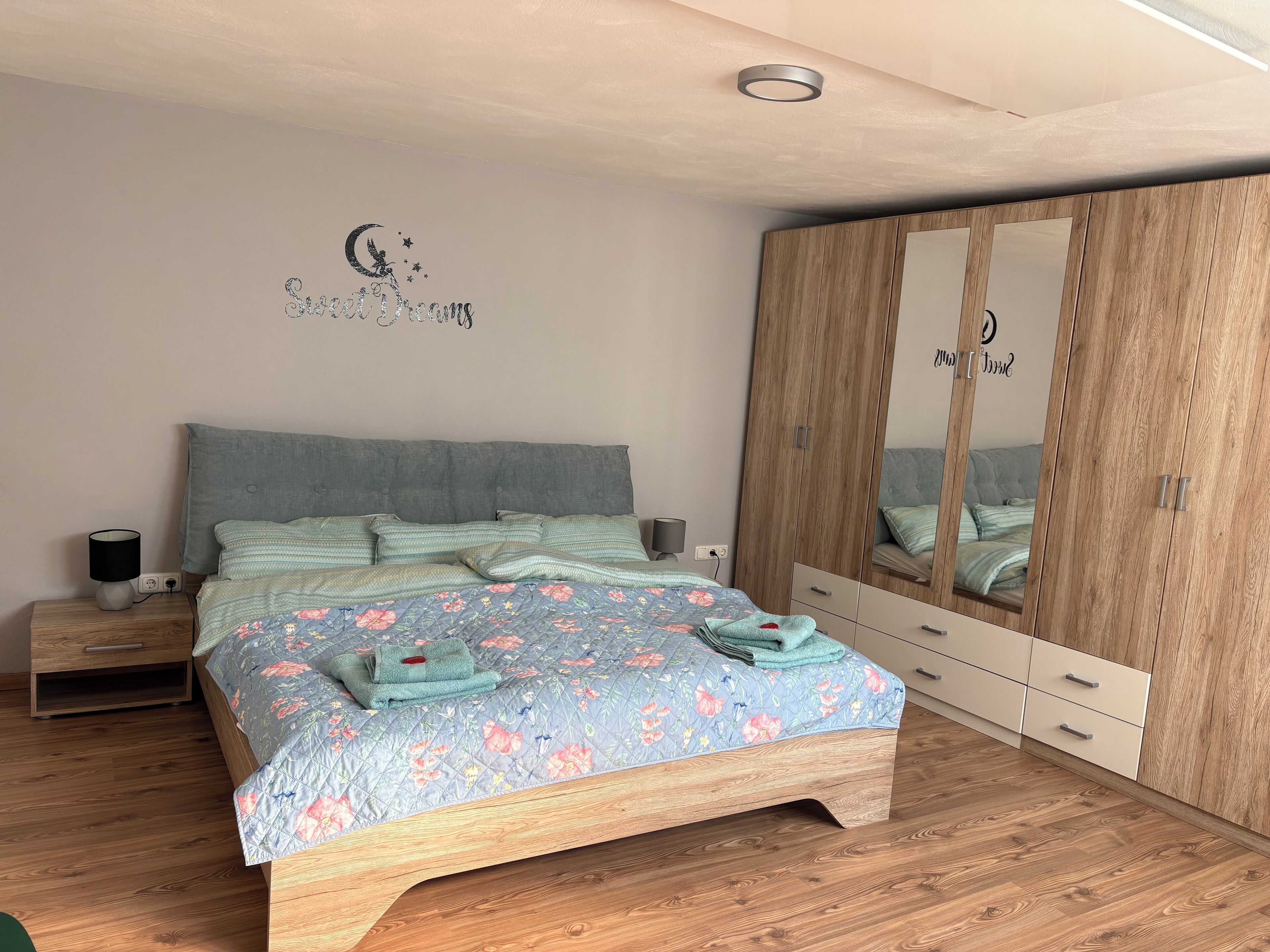 1 chambre, lit parapluie, Wi-Fi gratuit, draps fournis