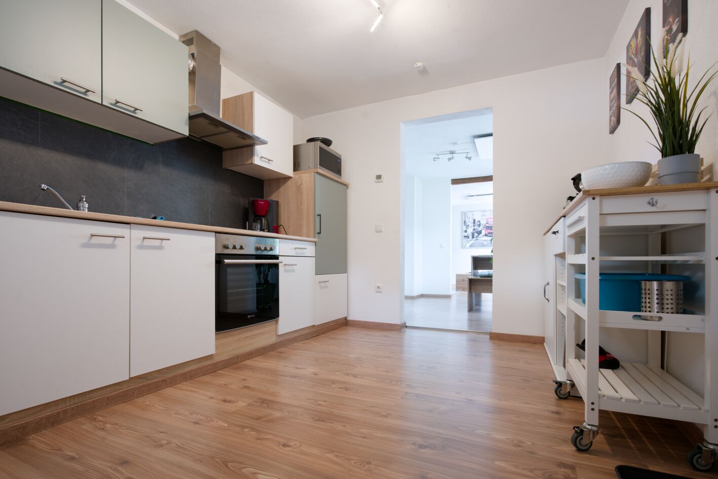 Kühlschrank, Ofen, Herdplatte, Wasserkocher mit Kaffee-/Teezubehör