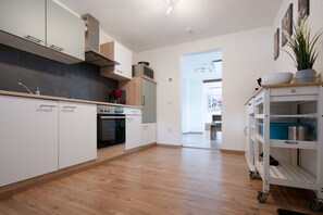Refrigerador, horno, parrilla de estufa y cafetera y tetera 