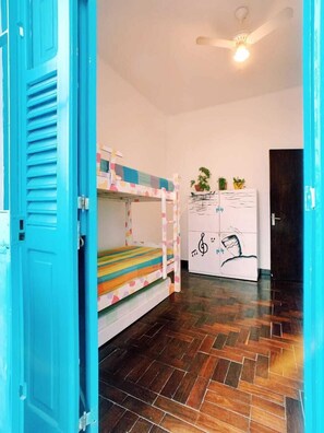 Tabla de planchar con plancha y ropa de cama 