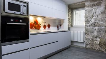 Microondas, horno, placa de cocina y utensilios de cocina