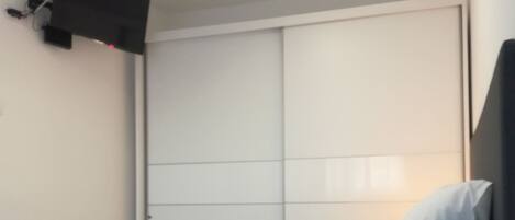 2 bedrooms, iron/ironing board, free WiFi