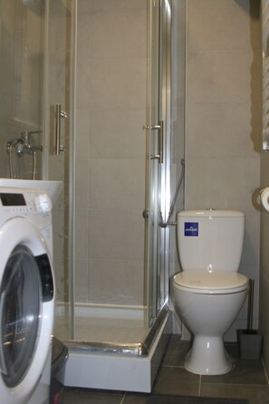 Shower, free toiletries, hair dryer, towels