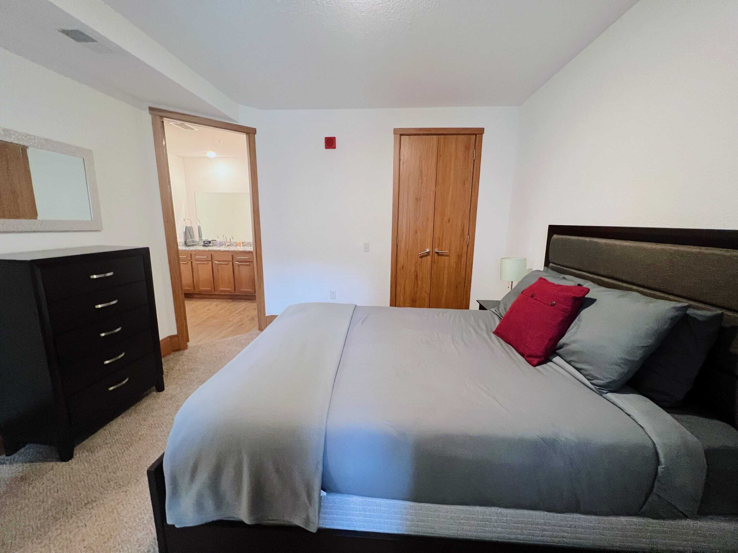 2 bedrooms, desk, iron/ironing board, WiFi