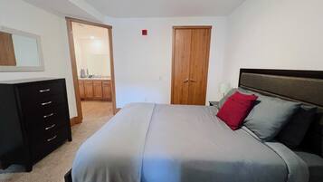 2 Schlafzimmer, Schreibtisch, Bügeleisen/Bügelbrett, Reisekinderbett