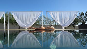 Piscine extérieure, parasols de plage, chaises longues