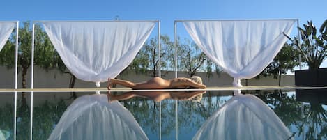 Ulkouima-allas, aurinkovarjoja, aurinkotuoleja