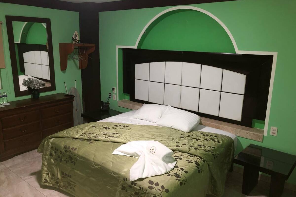Comfort Room | Premium bedding, down duvets, desk, laptop workspace