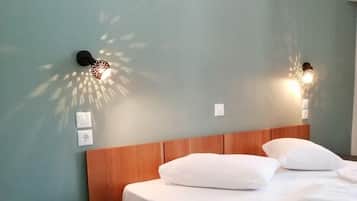 Deluxe Studio | In-room safe, laptop workspace, cribs (free), WiFi (free)