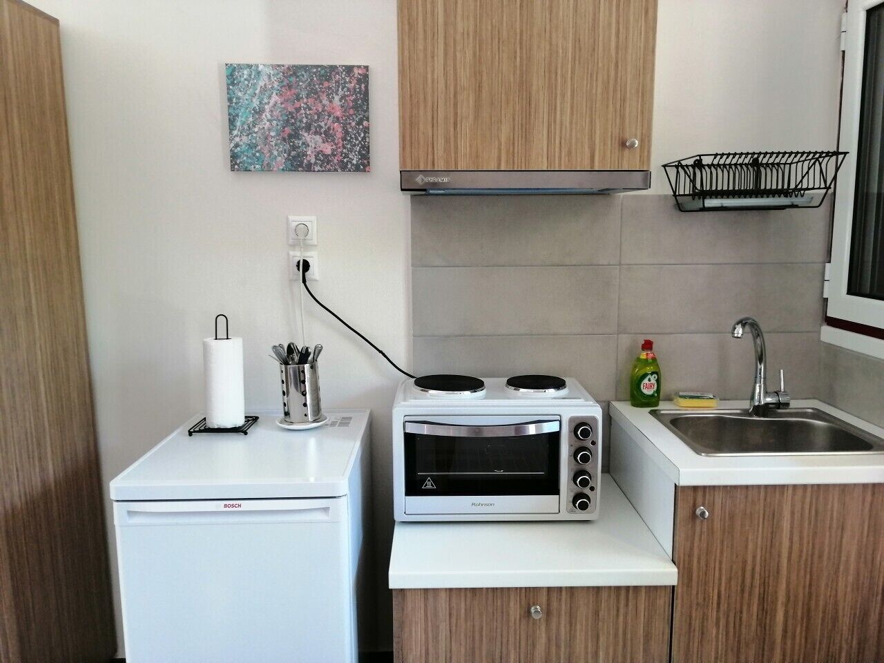 Deluxe Studio | Private kitchenette | Mini-fridge, oven, stovetop, electric kettle