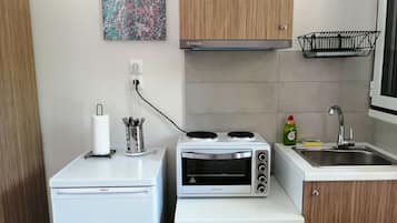 Deluxe Studio | Private kitchenette | Mini-fridge, oven, stovetop, electric kettle
