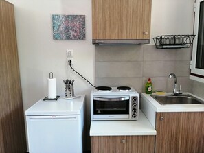 Deluxe Studio | Private kitchenette | Mini-fridge, oven, stovetop, electric kettle - Calderimi - Lefkada Rooms (Lefkada)