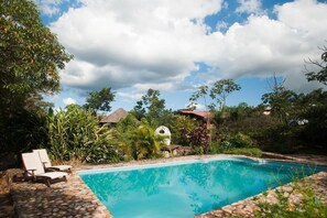 Kolam renang outdoor, dengan kursi berjemur