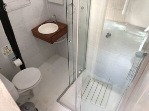 Kamar Double Comfort | Kamar mandi | Shower dan handuk