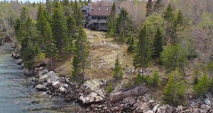 Waterfront Schoodic Peninsula Home w / Yksityinen lahti (vuodepaikkoja 12)