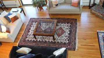 Smart-TV, Kamin, Bücher