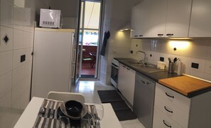 Fridge, microwave, oven, stovetop - a house with many outdoor spaces in the center of rome.  (Roma)