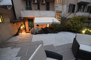 Terrace/patio - a house with many outdoor spaces in the center of rome.  (Roma)