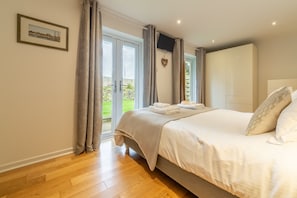 2 bedrooms, WiFi, bed sheets - This spacious, detached holiday home is just a short walk from the beach. (12 Brecon Close)