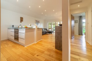 Fridge, microwave, oven, dishwasher - This spacious, detached holiday home is just a short walk from the beach. (12 Brecon Close)