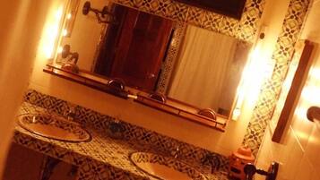 Ducha, toallas, jabón y champú