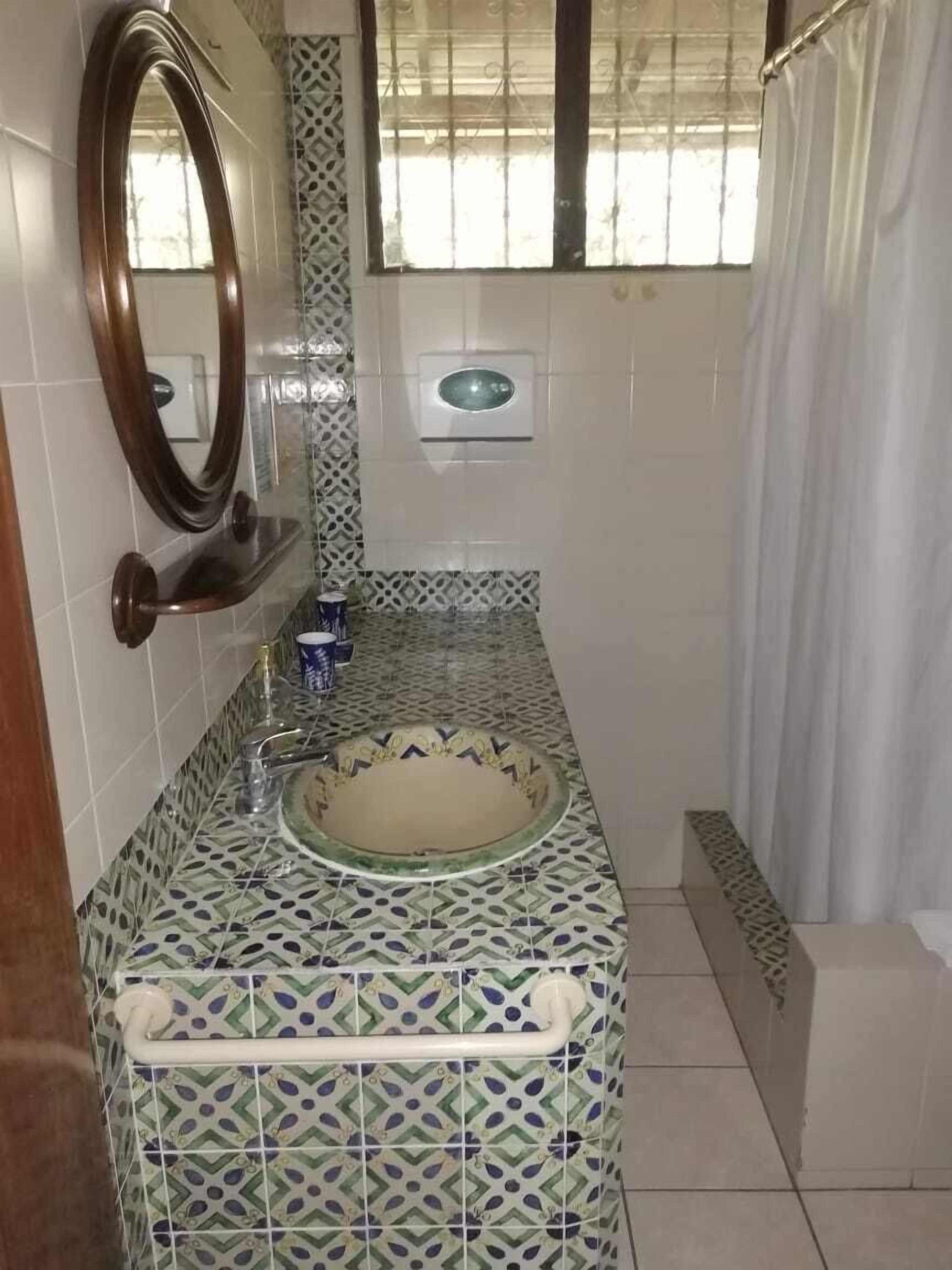 Regadera, toallas, jabón, shampoo 