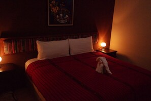 Habitación básica doble, 2 camas de matrimonio, vistas al lago | Wifi gratis y ropa de cama