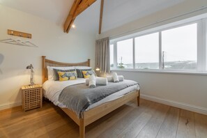 5 bedrooms, WiFi, bed sheets