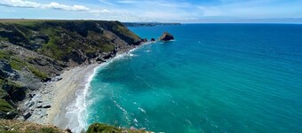 Met ononderbroken uitzicht op zee, geniet deze woning van een uitstekende ligging op een heuvel.