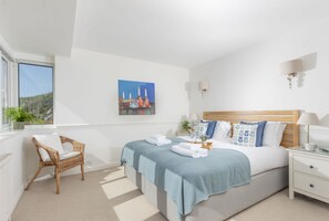 5 bedrooms, WiFi, bed sheets - With uninterrupted sea views, this property enjoys a superb hillside position. (Lighthouse Hill)